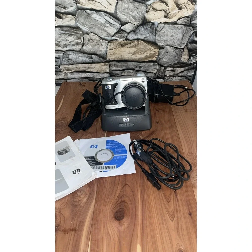 Vintage 2003 HP Photosmart 850  Digital Camera & Dock